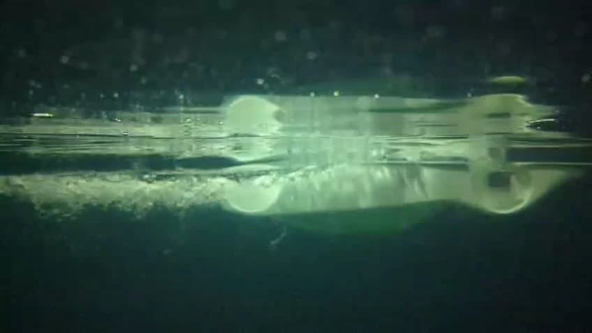 Un auto bajo el agua